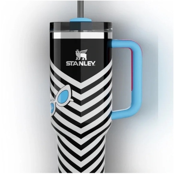 Excluded: Stanley x Barbie 1959 Original Flowstate 40 oz Quencher - Picture 4 of 6